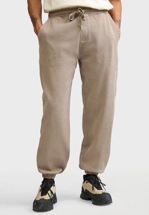 Redefined Rebel LEANDRO PANTS COMFORT FIT UNISEX - Jogginghose - fossil brown