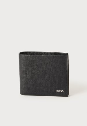 Schwarze, strukturierte Leder-Bifold-Geldbörse mit silbernem BOSS-Logo in der unteren rechten Ecke vor neutralem Hintergrund.