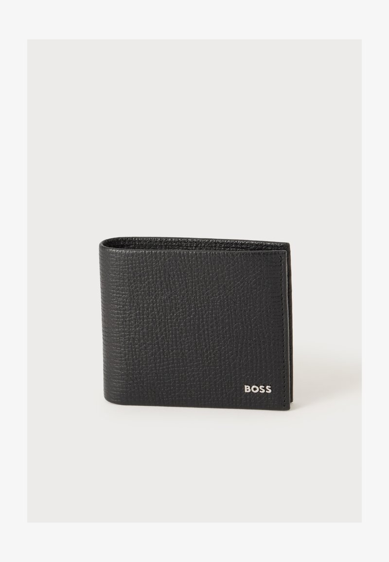 Portefeuille bifold en cuir texturé noir avec logo BOSS argenté dans le coin inférieur droit sur un fond neutre.