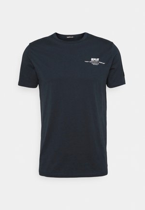 Marineblaue T-Shirt mit kurzen Ärmeln und Rundhalsausschnitt, mit kleinem weißen Text auf der linken Brust, der "REPLAY 'NOT ORDINARY PEOPLE' Gegründet 1981." lautet.