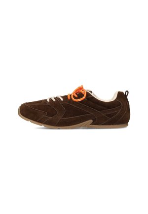 Bruine suède sneaker met een rubberen zool. Heeft witte veters en een helder oranje accent op de veters. Gestroomlijnd ontwerp met gebogen lijnen.