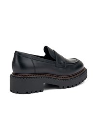 Mocasines de cuero negro con una gruesa suela de goma negra y costuras marrones, que presentan un panel frontal elevado y un diseño aerodinámico.