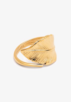 Anillo dorado con forma de hoja, con venas detalladas y un acabado suave y pulido en un diseño de banda abierta.