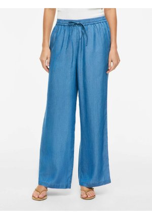 Svijetloplave hlače širokih nogavica s elastičnom trakom u struku i vezicom, nošene sa sandalama i bijelim topom, prikazane od struka do stopala.