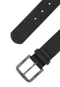 Curea din piele neagră cu finisaj texturat, având o cataramă din metal de nuanță argintie și găuri de ajustare pe curea pentru modificarea dimensiunilor.