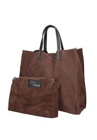 Bruine suède totebag met zwarte leren handvatten en een afneembare bruine suède tas met een gouden rits en een label.