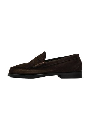 Mocasín masculino de ante marrón oscuro con tacón bajo negro y detalles cosidos en la parte superior y lateral.