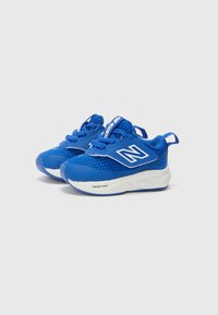 Baskets de sport en maille bleue avec un dessus texturé, des accents blancs et une épaisse semelle en caoutchouc étiquetée "FRESH FOAM". Elles comportent des lacets et un onglet au talon.