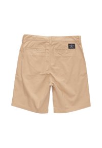 Beige shorts met een standaard pasvorm, met een rechte snit, twee achterzakken en een klein merkembleem op de tailleband. Glad katoen textuur.