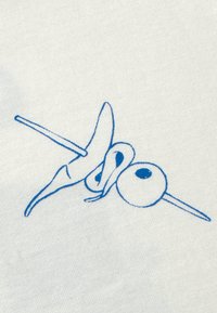 Weißer Stoff mit einem blauen grafischen Design, das einen stilisierten Vogel und kreisförmige Formen zeigt, umrandet von sanften Linien.