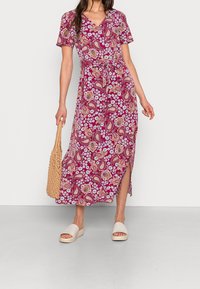 Květinové paisley maxi šaty v purpurové barvě, s krátkými rukávy, výstřihem do V, páskem v oblasti pasu a vysokým rozparkem na boku.
