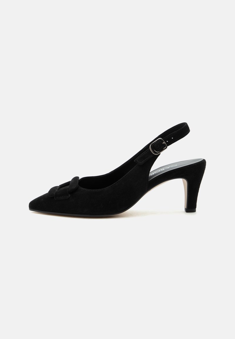 Escarpin slingback en daim noir à talon haut, bout pointu, nœud décoratif à l'avant et bride réglable avec boucle.