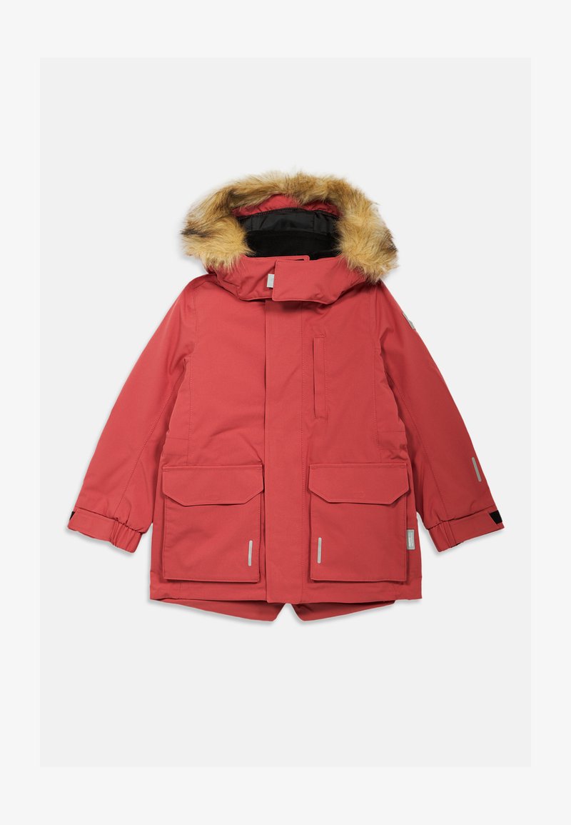 Raudonas vandeniui atsparus parka su kailiu apdailinta kapuce, dviem didelėm priekinėm kišenėm, elastingais rankogaliais ir atspindinčiais akcentais. Minkšta tekstūra, iki kelių.