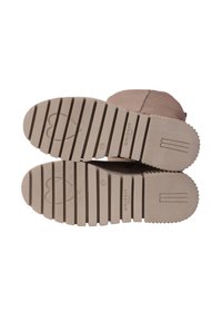 Stivali alla caviglia marroni con tomaia in pelle texturizzata, dotati di suola in gomma beige con motivi a scanalature e un dettaglio a forma di cuore.