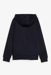 Dunkelblauer, langärmeliger Kapuzenpullover mit weicher Textur, ausgestattet mit einer Rückenpasse und gerippten Bündchen an den Ärmeln und am Saum.