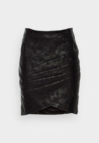 Černá mini sukně z umělé kůže se diagonálními vrstvenými panely a mírně asymetrickým lemem na jednobarevném pozadí.