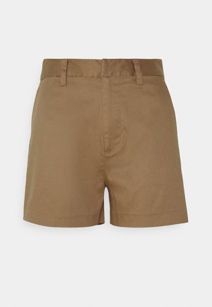 Brązowe, dopasowane szorty z wysokim stanem, wyposażone w szlufki na pasek, zapięcie z przodu i lekko teksturowaną tkaniną, przedstawione na jednolitym jasnym tle.