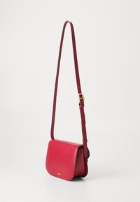 Borsa a tracolla rossa in pelle con texture liscia, forma rettangolare, tracolla regolabile e dettagli in metallo dorato. Presenta una chiusura a patta.