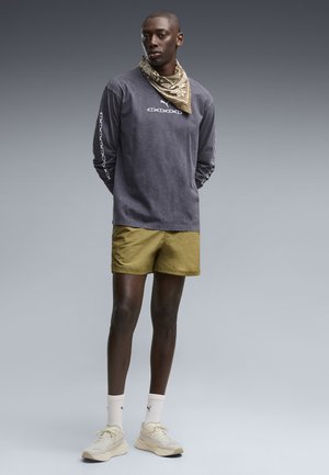 Puma, RUN CULTURE COLLECTIVE T7 RELAXED 5'' GEWEBTE SHORTS - Træningsbukser - chai latte