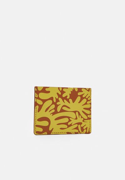 Portafoglio con uno sfondo giallo e modelli astratti marroni. Realizzato in materiale liscio, presenta bordi puliti e cuciture minime.