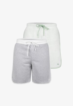 Twee paren shorts: één effen wit met een lichtgroene trekkoord, en een andere grijs gestreept met witte afwerking en trekkoord.