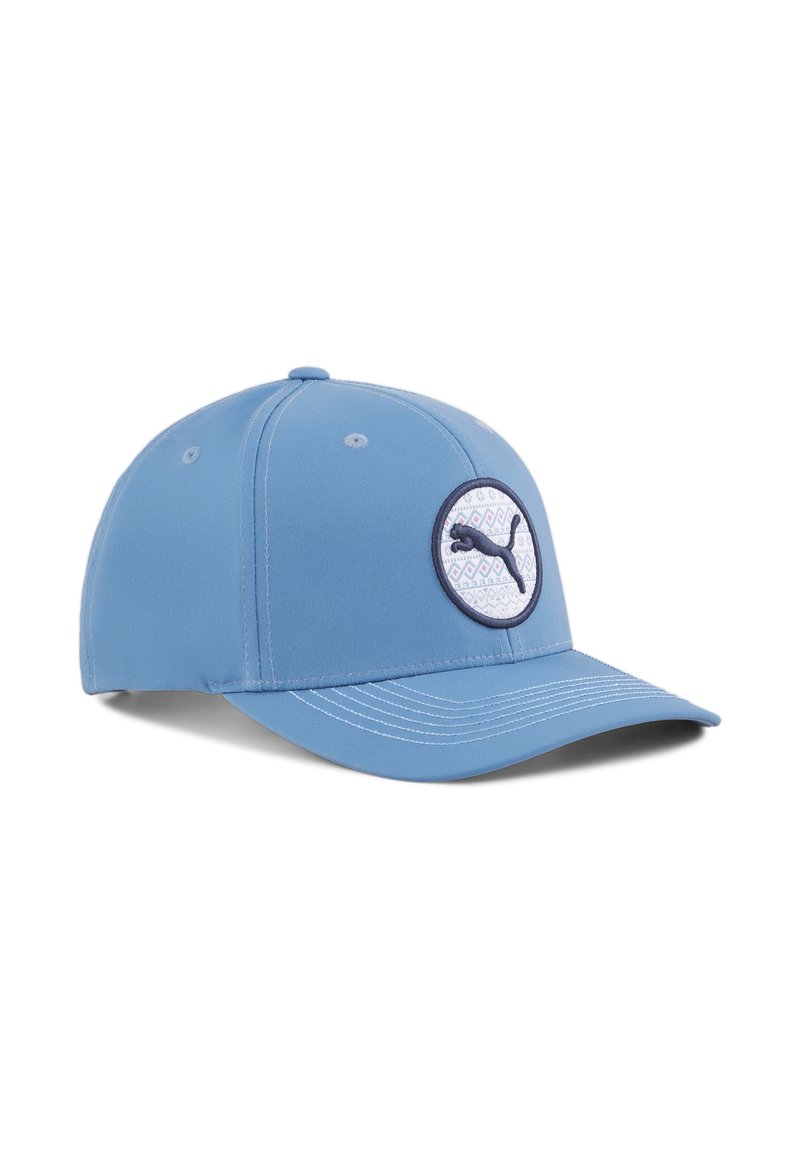 Helle blaue Baseballmütze aus Stoff mit einem gebogenen Schirm, die vorne ein rundes gesticktes Logo und kontrastierende Nähte aufweist.