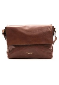 Borsa a messaggero in pelle marrone con chiusura a pattina, marchio dorato e tracolla regolabile. Texture liscia e forma rettangolare.