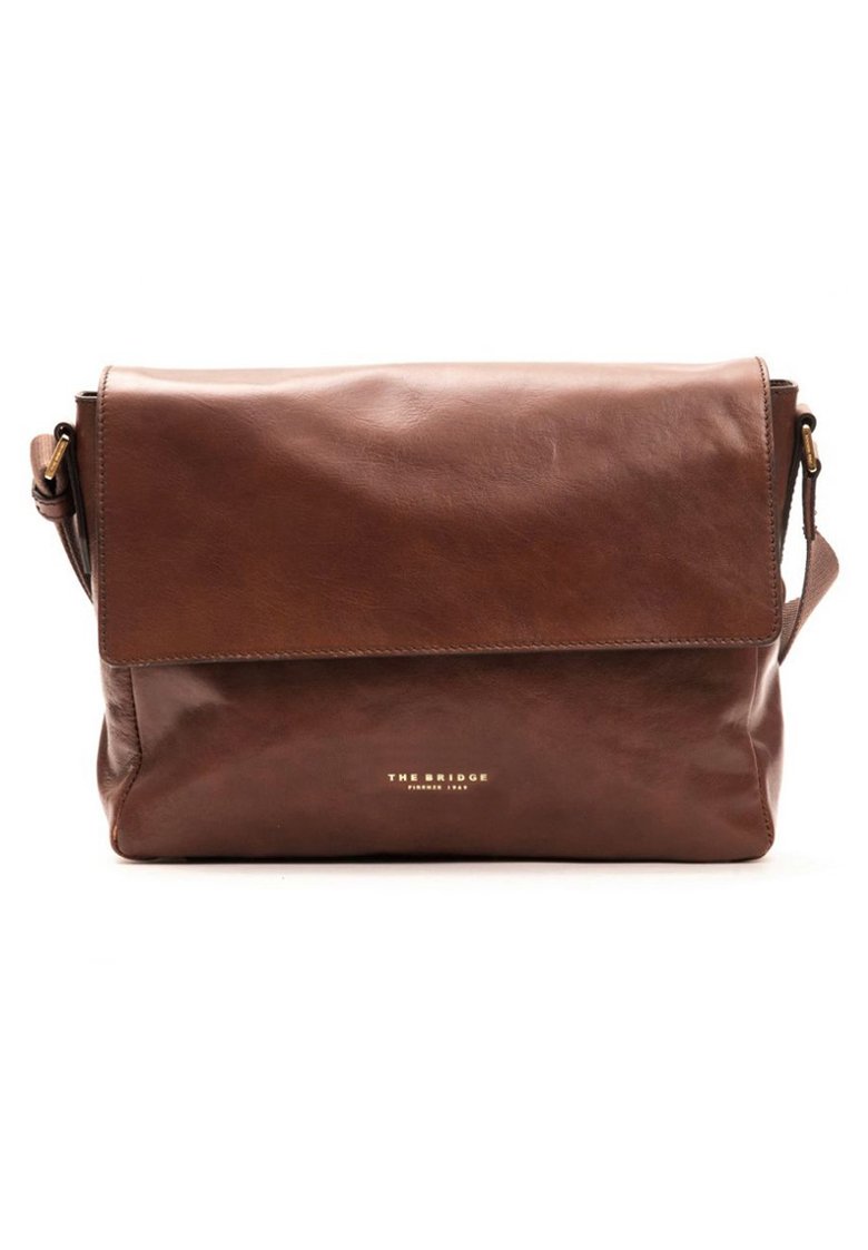 Borsa a messaggero in pelle marrone con chiusura a pattina, marchio dorato e tracolla regolabile. Texture liscia e forma rettangolare.