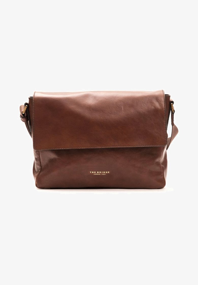 Borsa a messaggero in pelle marrone con chiusura a pattina, marchio dorato e tracolla regolabile. Texture liscia e forma rettangolare.