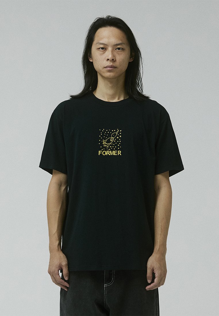 Camiseta de algodón negra con mangas cortas, con un estampado gráfico amarillo de un cohete y el texto "FORMER" en la parte delantera. Diseño simple.