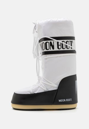 Botín de tela blanca con suela de goma negra, que presenta un atrevido logotipo "MOON BOOT" en una banda negra y un cierre de cordones con acentos decorativos.