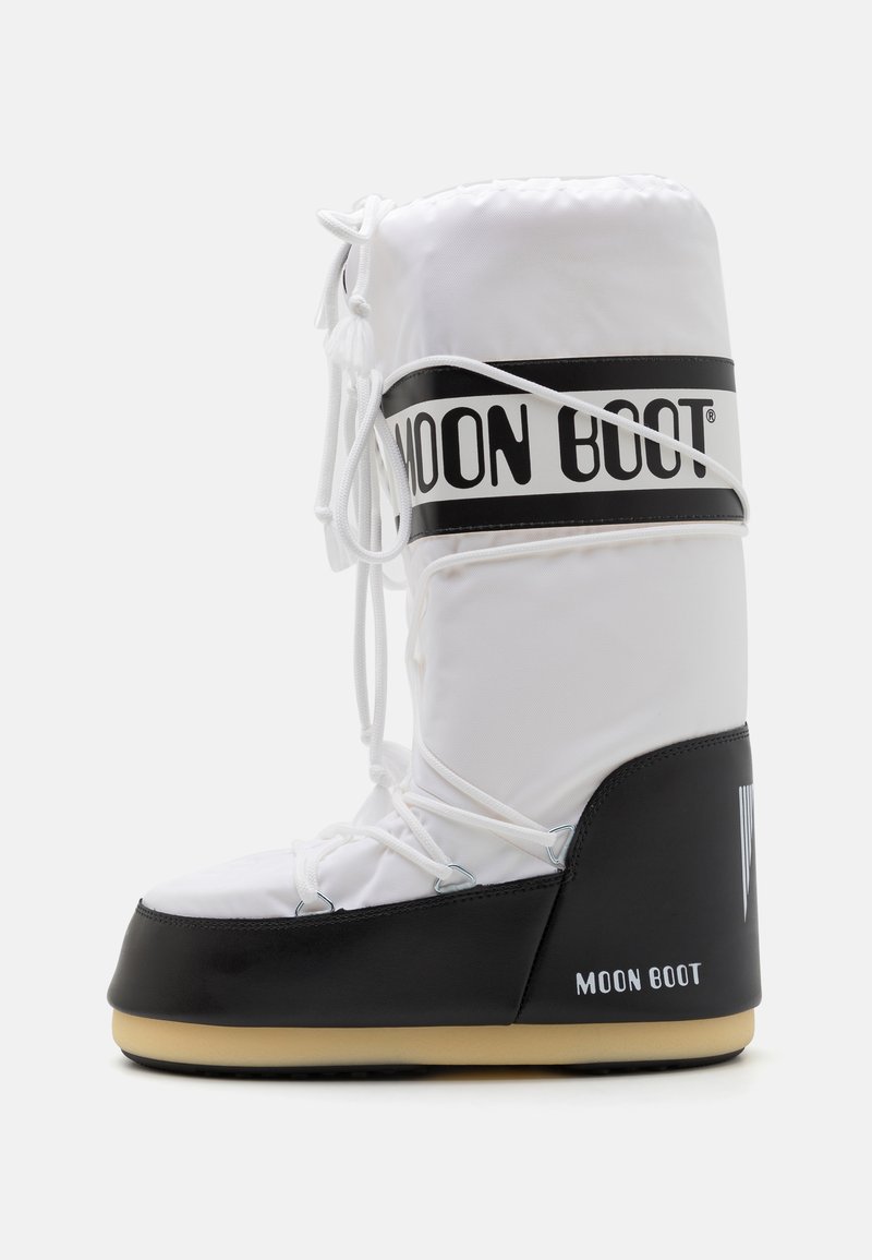 Vit tygstövel med en svart gummisula, som har en djärv "MOON BOOT"-logotyp på ett svart band och snörning med dekorativa detaljer.