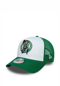 Grüne und weiße Trucker-Cap mit dem Logo der Boston Celtics, besticktes Detail eines Leprechauns, der einen Basketball hält, verstellbarer Snapback-Verschluss.