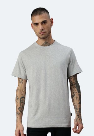 T-shirt in cotone grigio con scollatura rotonda, maniche corte e vestibilità rilassata. Presenta una texture uniforme e senza motivi o dettagli visibili.