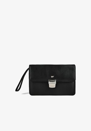 Pochette bracelet en cuir noir avec fermoir argenté et petit logo animalier sur le devant, reposant sur un fond blanc.