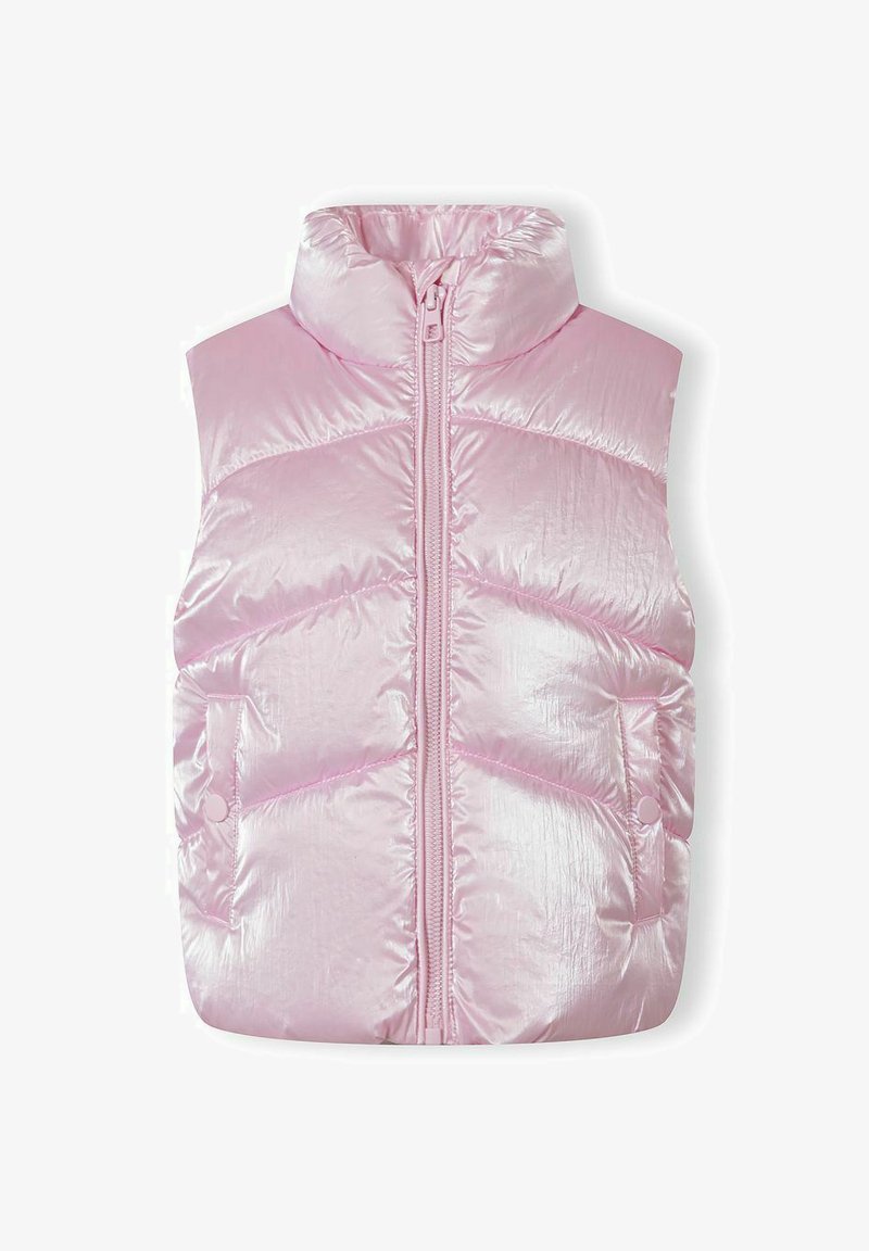 Veste matelassée sans manches rose brillante avec fermeture éclair frontale, poches à boutons-pression, col montant et coutures horizontales.