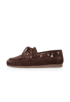 Bruine suède herensloffer met veters aan de voorkant, zilveren oogjes, decoratieve zijveters en een platte rubberen zool op een witte achtergrond.
