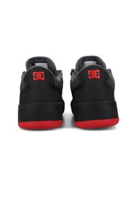 Schwarze Sneakers mit roten Sohlen und Akzenten. Das Material kombiniert glattes Synthetik mit Mesh-Einsätzen. Verfügt über einen gepolsterten Kragen und Logo-Details.