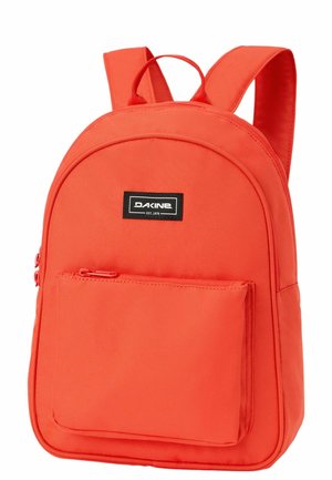 Mochila Dakine compacta de color naranja brillante con correas acolchadas, bolsillo frontal con cremallera y asa superior.