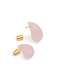 Boucles d'oreilles en résine rose avec des accents en métal doré. Surface lisse, en forme de goutte d'eau, avec un fermoir et un support pour un port sécurisé.