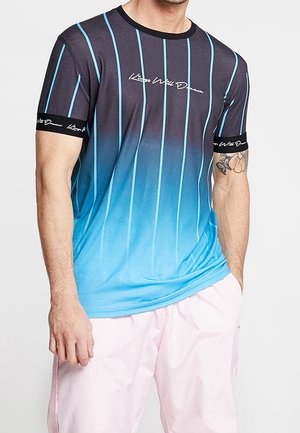 T-shirt à manches courtes avec un dégradé du bleu foncé au bleu clair, présentant des rayures verticales et le texte "Living Wild Dreams" en blanc.