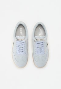 Lyseblå semsket sneakers med en rund design, som har tonale snøringer, gummisåle og gullbokstaver på tungen.