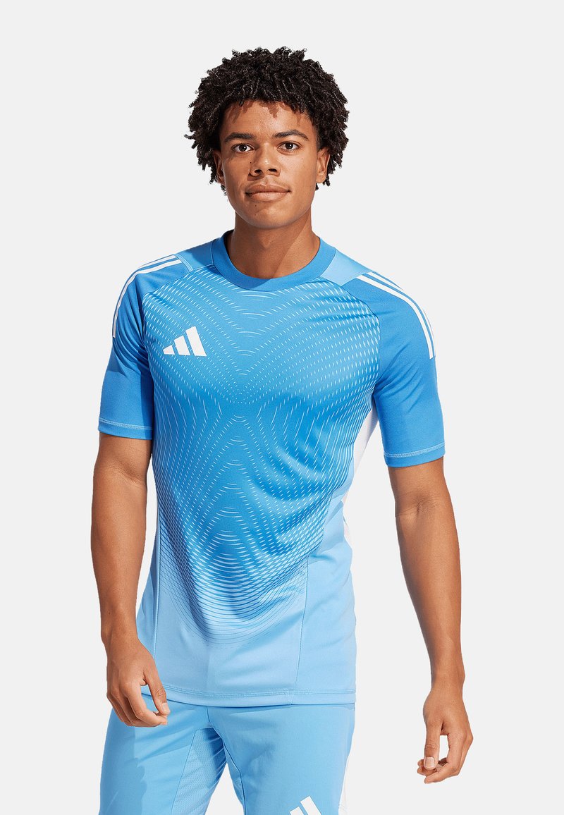 Maglietta sportiva blu a maniche corte; presenta un motivo a gradiente e linee curve; realizzata in un tessuto liscio e traspirante.