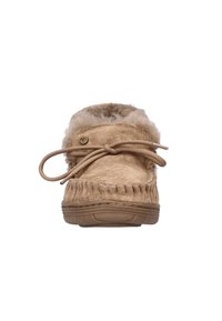 Tan suède slipper met een pluche bontvoering, decoratieve stiksels en een ronde neus. Voorzien van een veter-sluiting en een rubberen zool.