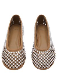 Ballet flats vaale tan jo saaf rhinestones se sajaye gaye hain, jinmein ek smooth texture aur gol ungliyon ka design hai. Kinaren mein khula pan hawa darust karne mein madadgar hai.