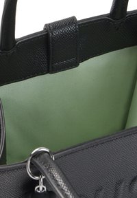 Bolso de mano de cuero negro texturizado con un forro de tela verde. Presenta dos asas y un enganche para llaves en el interior.