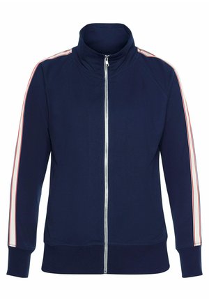 Dunkelblaue Zip-Jacke mit hohem Kragen, kontrastierenden roten und weißen Streifen entlang der Ärmel, gerippte Bündchen und Saum, glatte Stoffoberfläche.