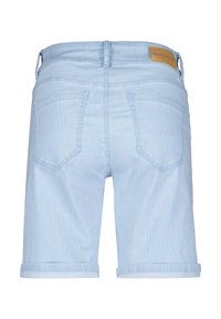 Lysblå denimshorts med opslået kant, featuring en talje, baglommer og et lædermærke på bagsiden.