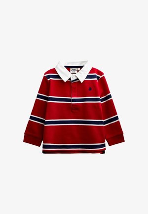 Rød poloshirt med lange ærmer med hvide og marineblå vandrette striber, en hvid krave og en lille marineblå sejlbåd-logo på brystet.