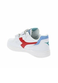 Witte sport schoen met rode en blauwe accenten, twee klittenbandsluitingen, glad synthetisch materiaal en een gestructureerde rubberen zool.